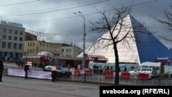 Расьцяжка «Свабоду палітвязьням» у цэнтры Віцебску