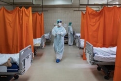 Medical workers treat patients suffering from COVID-19 inside the KBC Zvezdara hospital in Belgrade. (file photo)