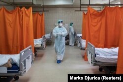 Medical workers treat patients suffering from COVID-19 inside the KBC Zvezdara hospital in Belgrade. (file photo)
