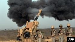 Саудовская артиллерия ведет обстрел позиций хуситов вблизи границы королевства с Йеменом. 13 апреля 2015 года