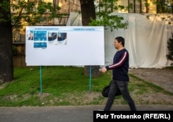 Мужчина идет мимо стенда с листовками кандидатов в президенты. Алматы, 13 мая 2019 год.