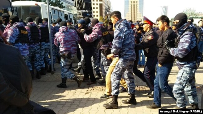 Полиция задерживает участников несанкционированной акции в Нур-Султане. 1 мая 2019 года.