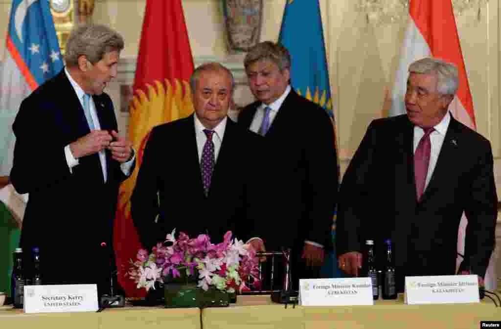 Джон Керри и министры иностранных дел Узбекистана Абдулазиз Камилов, Ерлан Абдылаев (Киргизия), Ерлан Идриссов (Казахстан), Вашингтон, 3 августа 2016