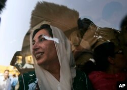Беназір Бхута за два месяцы да сваёй сьмерці, у дзень вяртаньня ў Пакістан. 18 кастрычніка 2007 году.