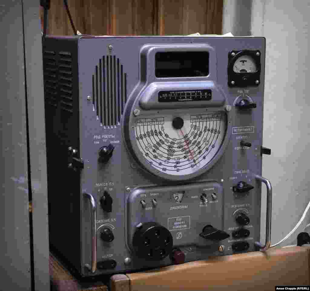 Радиоприемник в комнате связи. По словам местного экскурсовода Регины Киндер, бункер и почти вся обстановка внутри сохранились в том же виде, в каком они находились на момент распада Советского Союза.