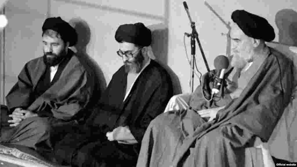 Ayatollah Ruhollah Khomeini (djathtas) publikoi fatwan&euml; m&euml; 14 shkurt 1989, duke e d&euml;nuar Rushdien dhe editor&euml;t e publikuesit e tij me vdekje.&nbsp; 