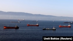 Нефтяные танкеры ожидают швартовки у города Измит на северо-западе Турции
