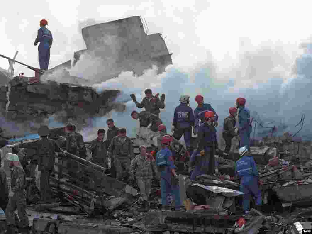 Rescue workers sift through the ruins of an apartment building on Moscow's Guryanova Street on September 9, 1999.