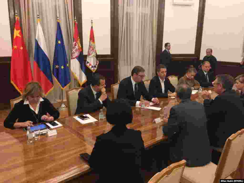 СРБИЈА - Претседателот на Србија, Александар Вучиќ, одржа вонредна средба со амбасадорите на Кина, Русија, ЕУ и членките на Квинтата откако Косово воведе 10-процентни такси за српските производи и забрани увоз ана стока на која не пишува дека е енаменета за република Косово.