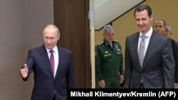 Orsýetiň prezidenti Wladimir Putin (ç) we Siriýanyň prezidenti Başar al-Assad (s), Soçi, 20-nji noýabr, 2017