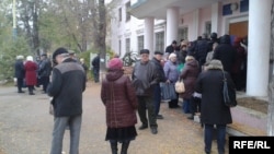 Пенсионеры возле здания Пенсионного фонда в Северодонецке
