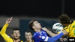 ادین جکو (با پراهن آبی) در بازی مقابل لیتوانی