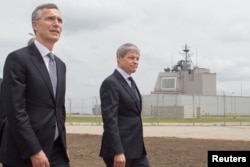 12 mai 2016. Fostul secretar general al NATO, Jens Stoltenberg, și fostul premier român, Dacian Cioloș, la ceremonia oficială de inaugurare a Bazei Deveselu.