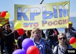1 мая 2014-го года через Золотой мост прошло шествие в поддержку аннексии Крыма. Теперь компания, строившая мост, безуспешно пытается получить в Крыму новые подряды