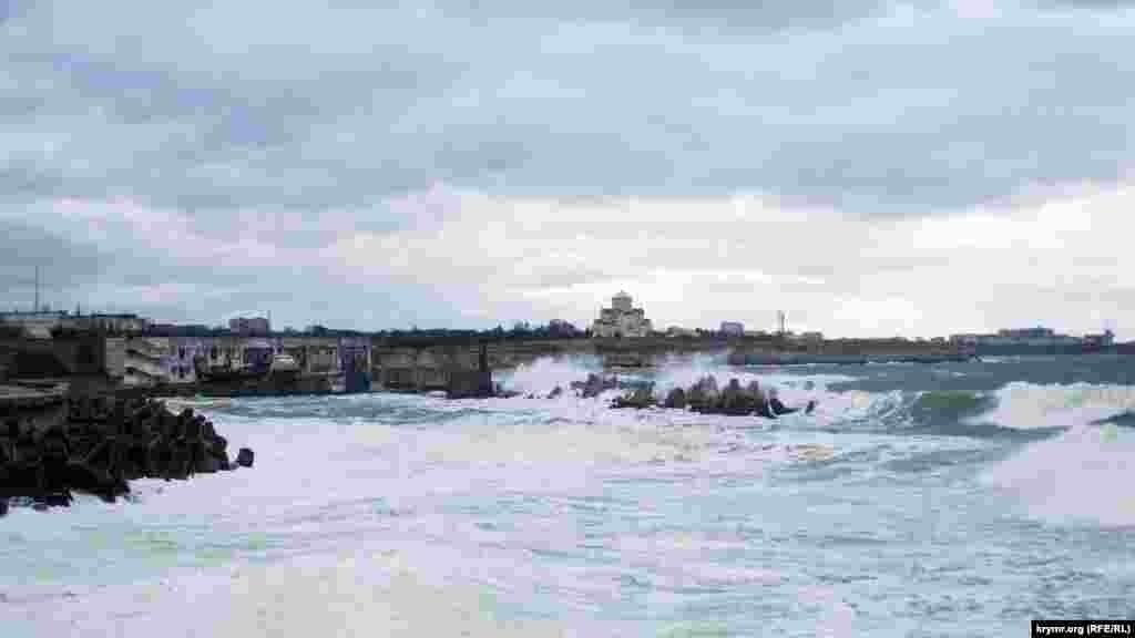Волны со страшной силой бьют о берег перед входом в Севастопольскую бухту