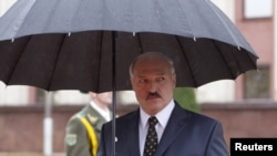 В список невъездных в европейские страны белорусских чиновников вошли 158 человек. Также в "черный список" попали двое сыновей нынешнего главы государства