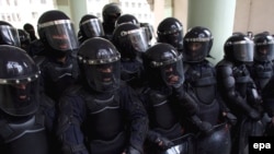 Полиция Грузия парламентинин имаратын оппозициядан коргоодо, 9-апрель 2009