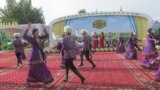 Türkmen ýaşlary her aýda köpçülikleýin çäreleriň onlarçasyna, ýylyň dowamynda ýüzlerçesine gatnaşýar.
