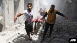 حلب؛ مردم در حال خارج کردن زخمی‌ها و قربانیان یکی از حملات هوایی در منطقه تحت کنترل شورشیان هستند