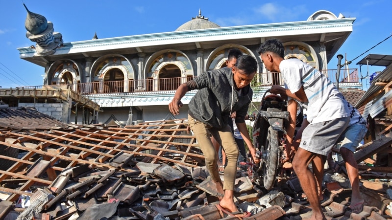 Të paktën 142 persona të vdekur pas tërmetit në Indonezi
