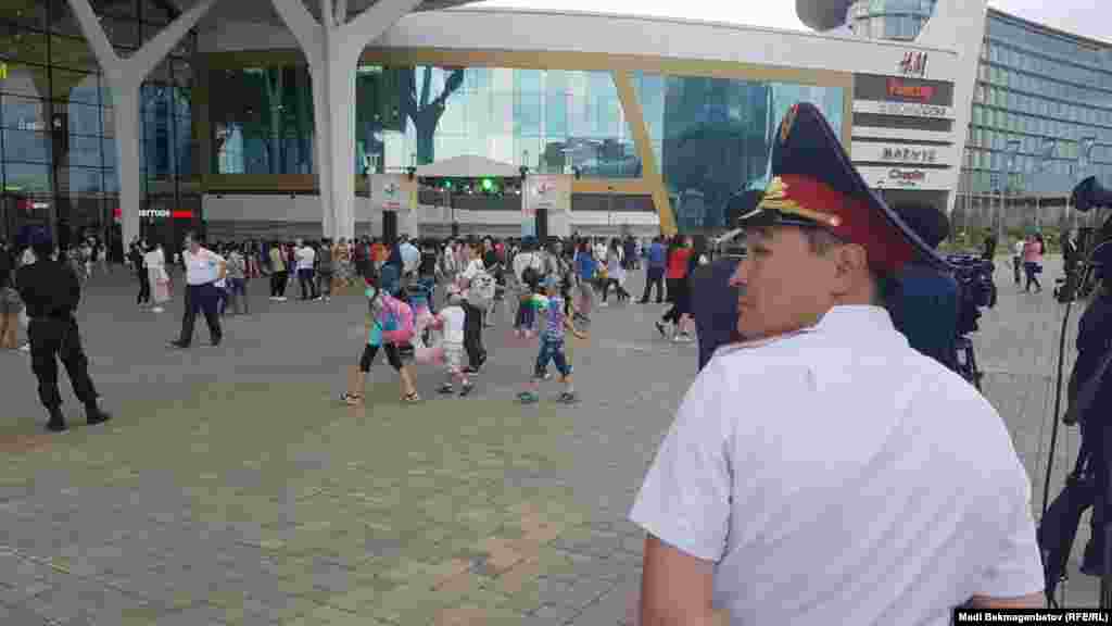 Астанадағы мерекелік шара өтіп жатқан EXPO қалашығында тұрған полиция қызметкері. 6 шілде 2018 жыл.