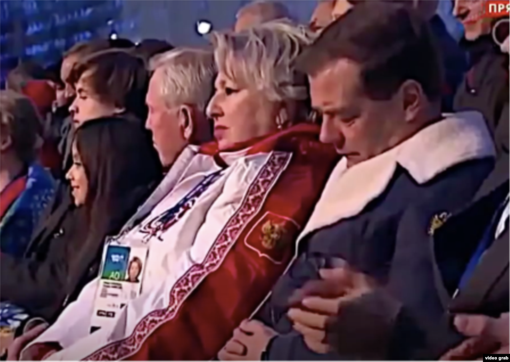 Российский премьер Дмитрий Медведев очень медленно моргает на церемонии открытия зимних Олимпийских игр в Сочи