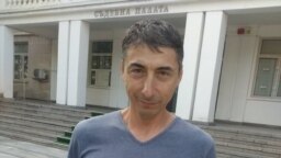 Журналистът на свободна практика Димитър Пецов вече не е обвиняем за притежание на дрога, а досегашното разследване срещу него продължава по версията, че наркотиците са подхвърлени в колата му с цел набеждаване
