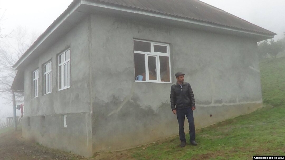 Borc edib ikiotaqlı ev tikməyə məcbur olub. O da tam hazır deyil.