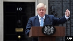 نخست‌وزیر بریتانیا از مخالفانش در حزب محافظه‌کار خواست تا برای رای دادن به پیش‌نویس طرحی به منظور عقب انداختن برگزیت با احزاب اپوزیسیون همدست نشوند.