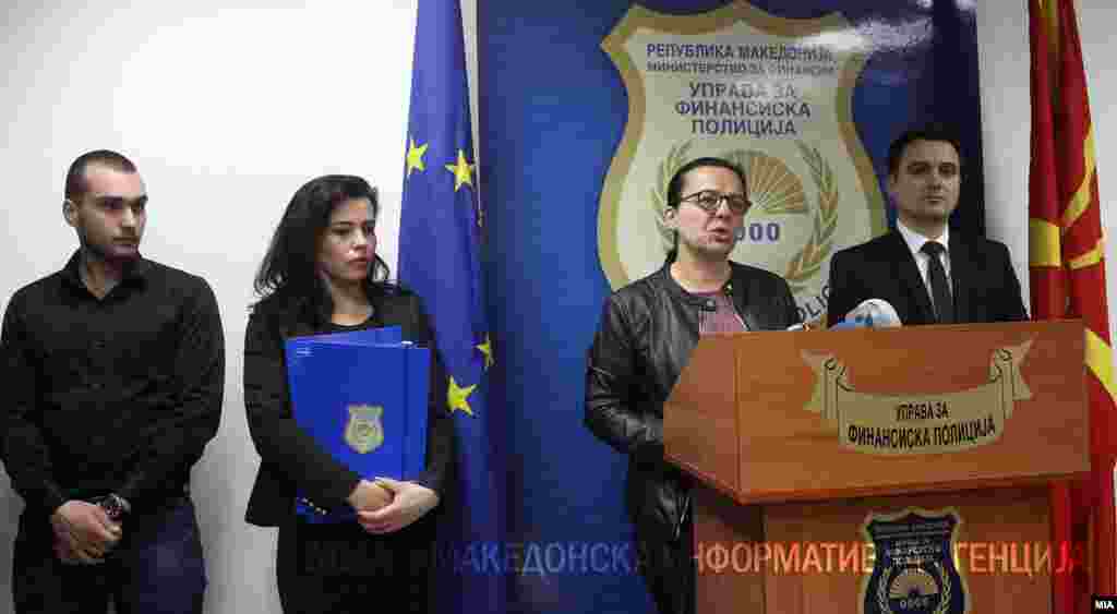 МАКЕДОНИЈА - Управата за финансиска полиција во врска со задржувањето на владиката Петар на Меѓународниот аеродром Скопје соопшти дека има одредени сознанија, но бидејќи се работи за предмет кој, како што наведува, е во предистражна постапка не е во можност да сподели информации со јавноста. Претходно, владиката Петар и самиот потврди дека бил задржан кусо време.