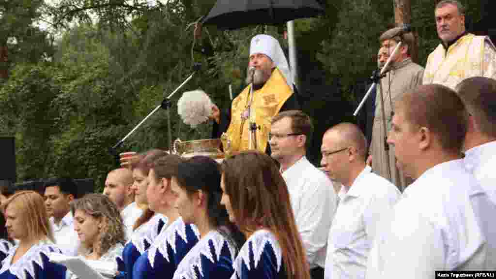 Глава Русской православной церкви в Казахстане митрополит Александр проводит обряд освящения меда. Алматы, 16 августа 2014 года. 