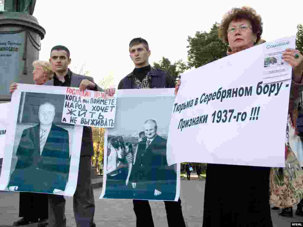 Держали плакаты с изображением недавно убитого в Назрани владельца сайта Ингушетия.орг Магомеда Евлоева.