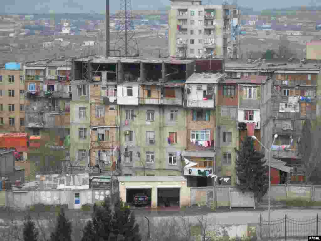 Qəza vəziyyətində olan Bakı Dövlət Universitetinin (BDU) yataqxanasında 50-yə yaxın ailə məskunlaşıb