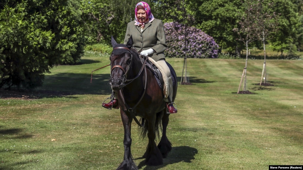 Кралица Елизабет язди 14-годишно Фел пони (порода понита) в парка Уиндзор, 31 май 2020 година 