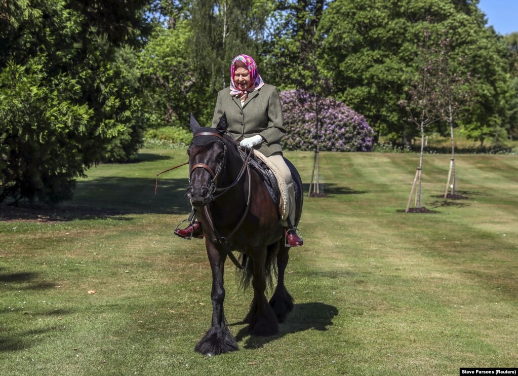 Mbretëresha e Britanisë Elizabeth II mbi një pony në Windsor.