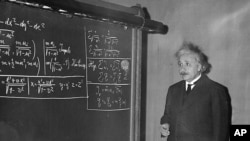 Альберт Эйнштейн америкалык окумуштуулардын жыйынында лекция окууда. АКШ, Питсбург, 1934-жылдын 28-декабры.