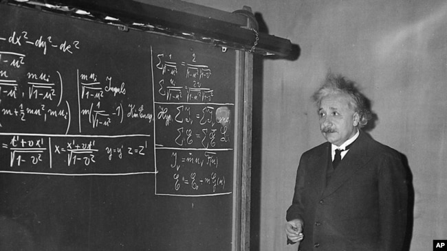 Albert Einstein ABŞ-da mühazirə deyir (1934)