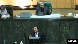 Иран президенті Махмұд Ахмединежад парламентте сөйлеп тұр (төменде). Тегеран, 14 наурыз 2012 жыл. 