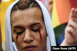 Демонстрация в Стамбуле против убийства трансгендерного активиста