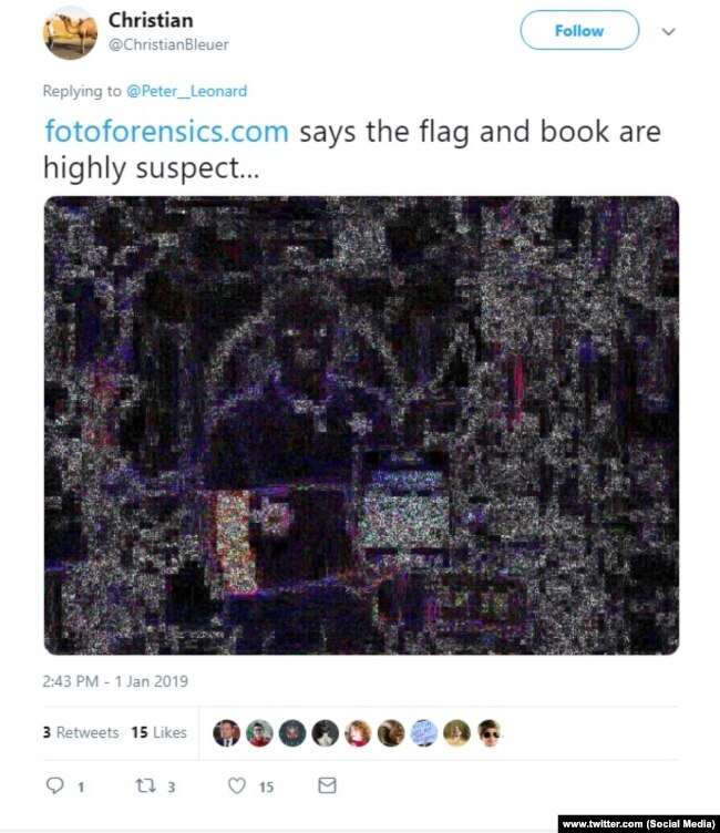 Сайт fotoforensics.com, анализирующий фотографии на предмет обработки, выявило что цвета флага и книги не соответствуют общей гамме цветов на снимке.