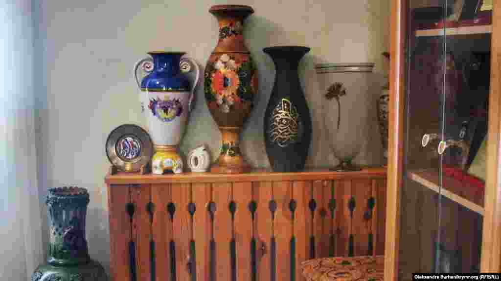 Среди прочих подарков-экспонатов: вазы...
