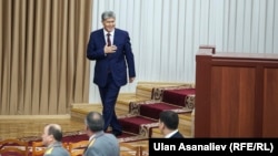 Мурдагы президент Алмазбек Атамбаевдин парламентке барган учуру. 