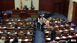 Македония парламенти. Парламент мурдараак таратылганы менен Конституциялык сот кийинки шайлоого камылганы токтотконуна байланыштуу жыйын кайра чакырылган.