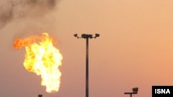 ميانگين بهای هر بشکه نفت ايران نيز در ارديبهشت ماه گذشته، بر پايه داده های انتشار يافته در تهران، برای نخستين بار در تاريخ يکصد ساله نفت کشور، به ۱۱۳ دلار رسيد. (عکس از ایسنا)