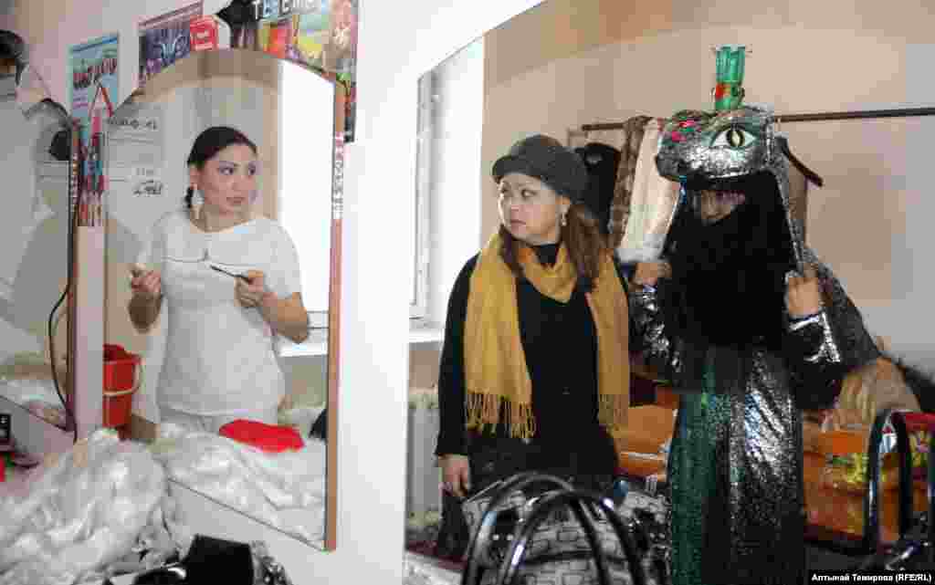 Актриса Жыпариза Сагындык кызы: Мен жылан - Щипучкамын-кетип бараткан жылдын ээсимин. 