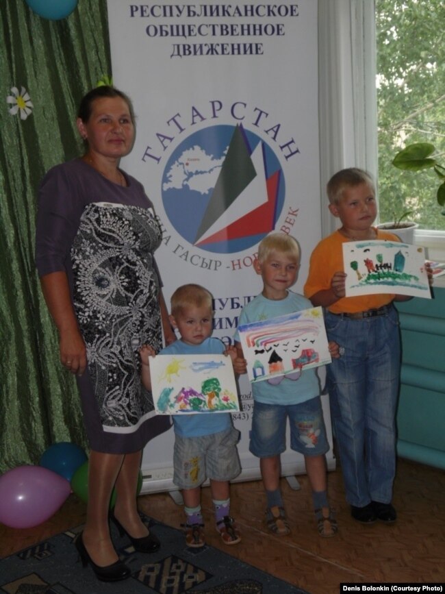 Елена Болонкина с младшими сыновьями: Марком, Даниилом и Никитой