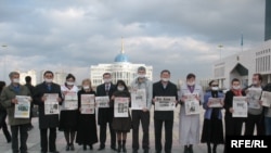 Группа независимых журналистов проводит акцию протеста против усиления цензуры. Астана, 16 октября 2009 года.