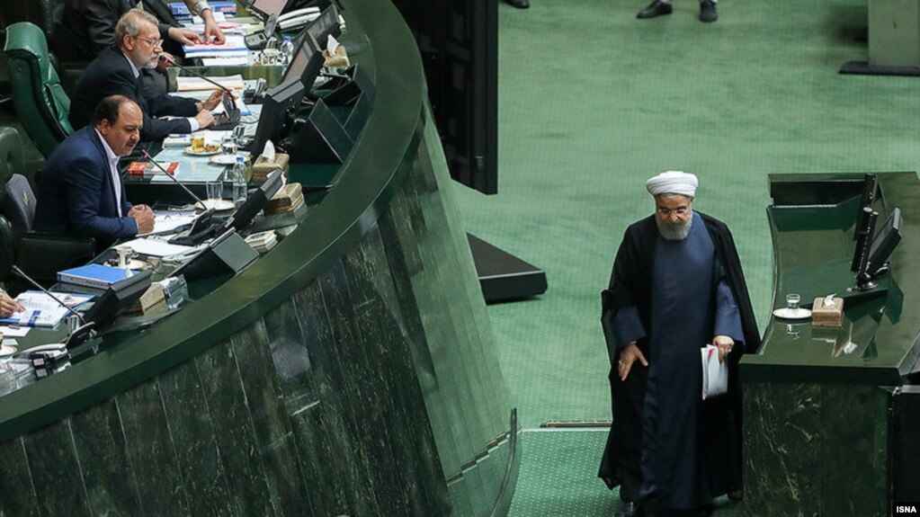 ۸۳ نماینده از حسن روحانی درباره دلیل «اتخاذ مواضعی» خلاف مواضع اعلام شده رهبر جمهوری اسلامی پرسیده‌اند