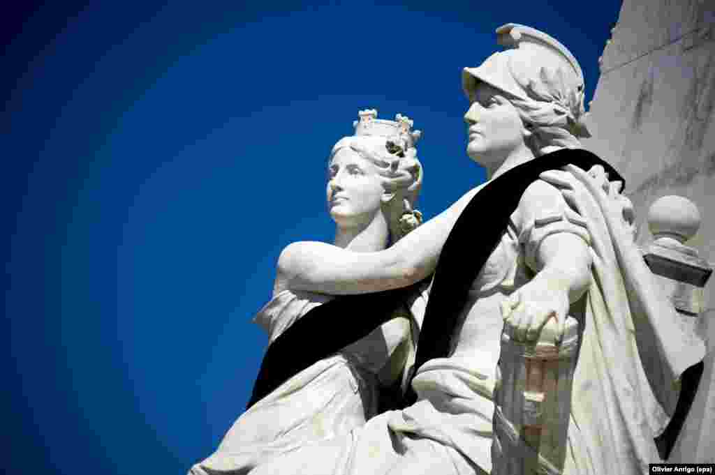 Black ribbons are attached to the statues on the Nike memorial, where a minute of silence took place in tribute to the 84 victims of the Nice truck attack, in Nice, France, on July 18. (epa/Olivier Anrigo)