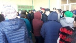 Гражданские и полиция в защитных масках у склада с продуктами.